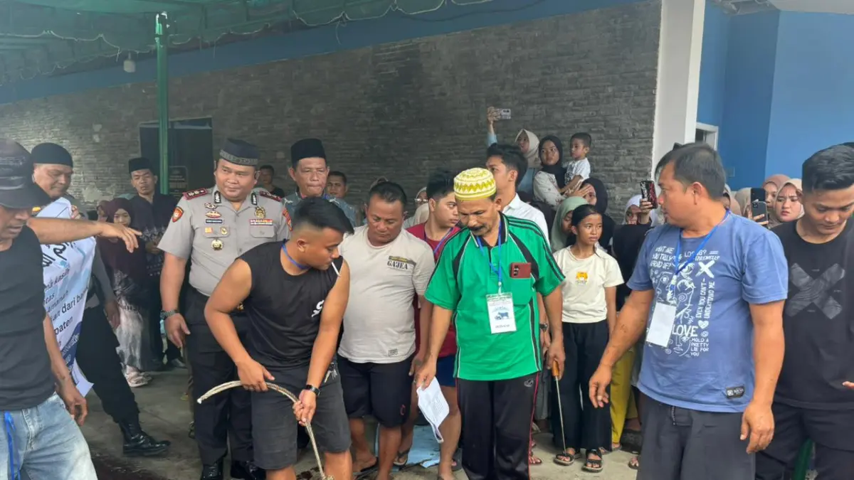 Kapolres Nisel, AKBP Ferry Mulyana Sunarya saat menyaksikan penyembelihan kurban. Rabu, (27/5/2026). (Eurisman/Sumut Pos)