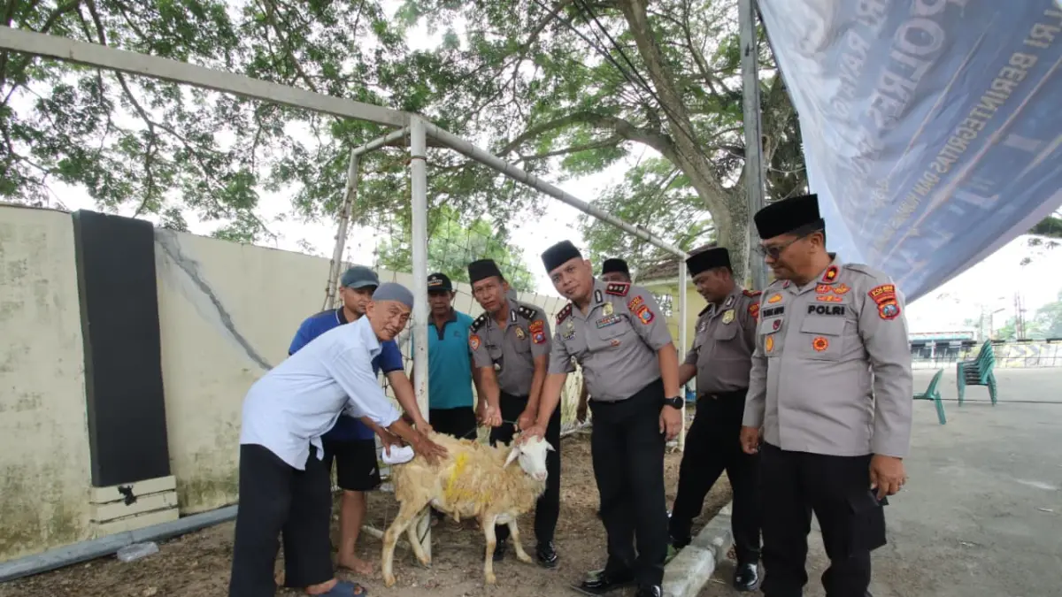 Kapolres Sergai AKBP Jhon Herry Sitepu sebelum pelaksanaan penyembelihan. ( Fadly/Sumut Pos)