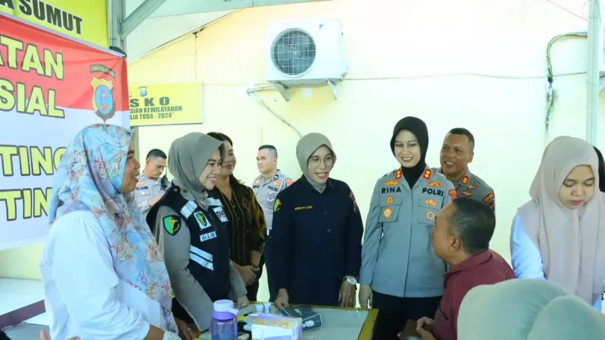 Kapolres Tebing Tinggi AKBP Rina Frillya, S.I.K., meninjau kegiatan bakti sosial dan pemeriksaan kesehatan gratis saat kunjungan kerja di Polsek Tebing Tinggi, Kamis (28/5/2026). (Azan Purba /Sumut Pos)