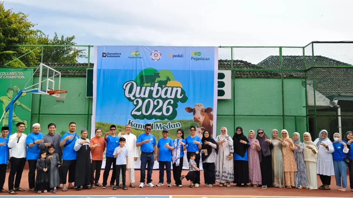 Menajemen Pegadaian Kanwil 1 Medan foto bersama penyerahan hewan kurban. (Dok: Pegadaian)
