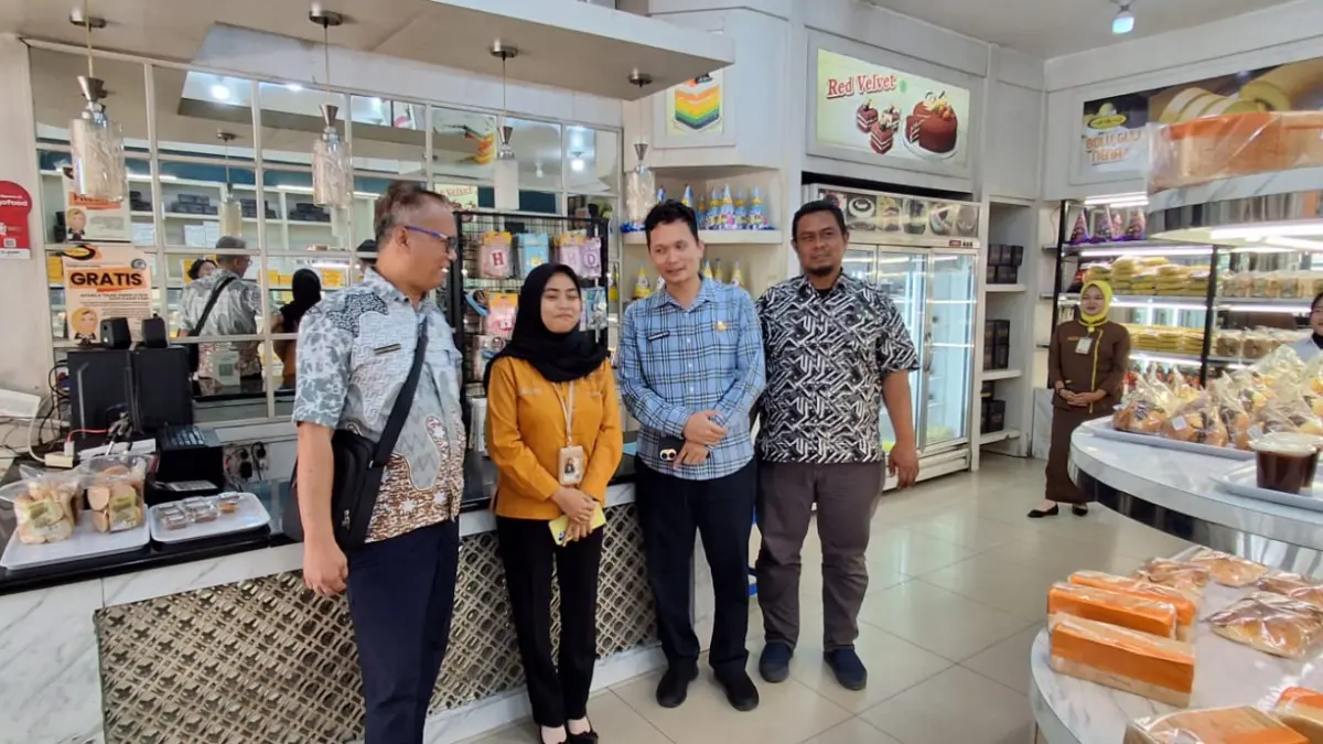 MONITORING: Tim pengawas dari Disperindag Sumut turun langsung untuk melakukan monitoring dan klarifikasi terhadap produk pangan yang diperdagangkan di Roti Bakery.(Dok : Disperindag dan ESDM Sumut)

