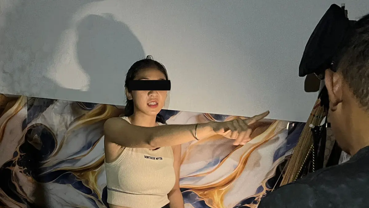 MUDA: Petugas mengamankan gadis muda dan pemasok narkoba ke THM Phantom KTV. (Dok: Polrestabes Medan)