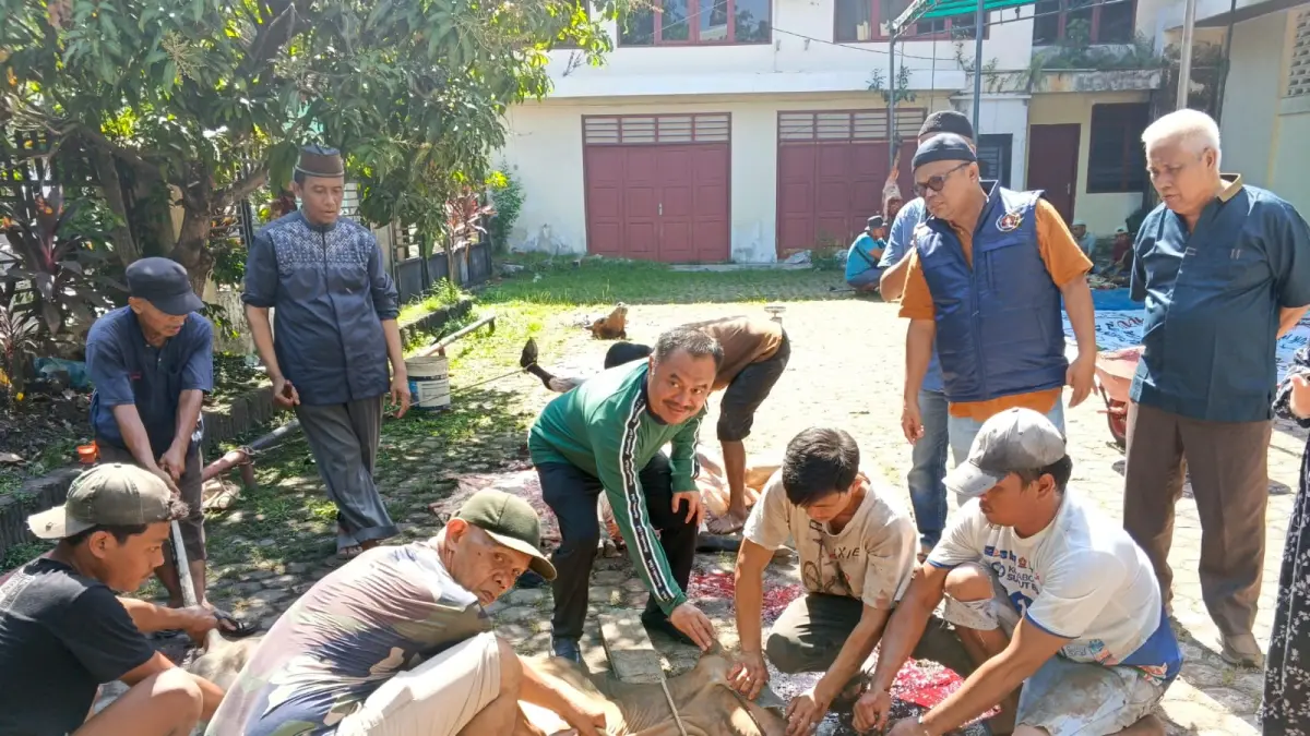 Pengurus dan anggota PWI Sumut melaksanakan penyembelihan hewan kurban untuk Iduladha 2026. (Dok: PWI Sumut)