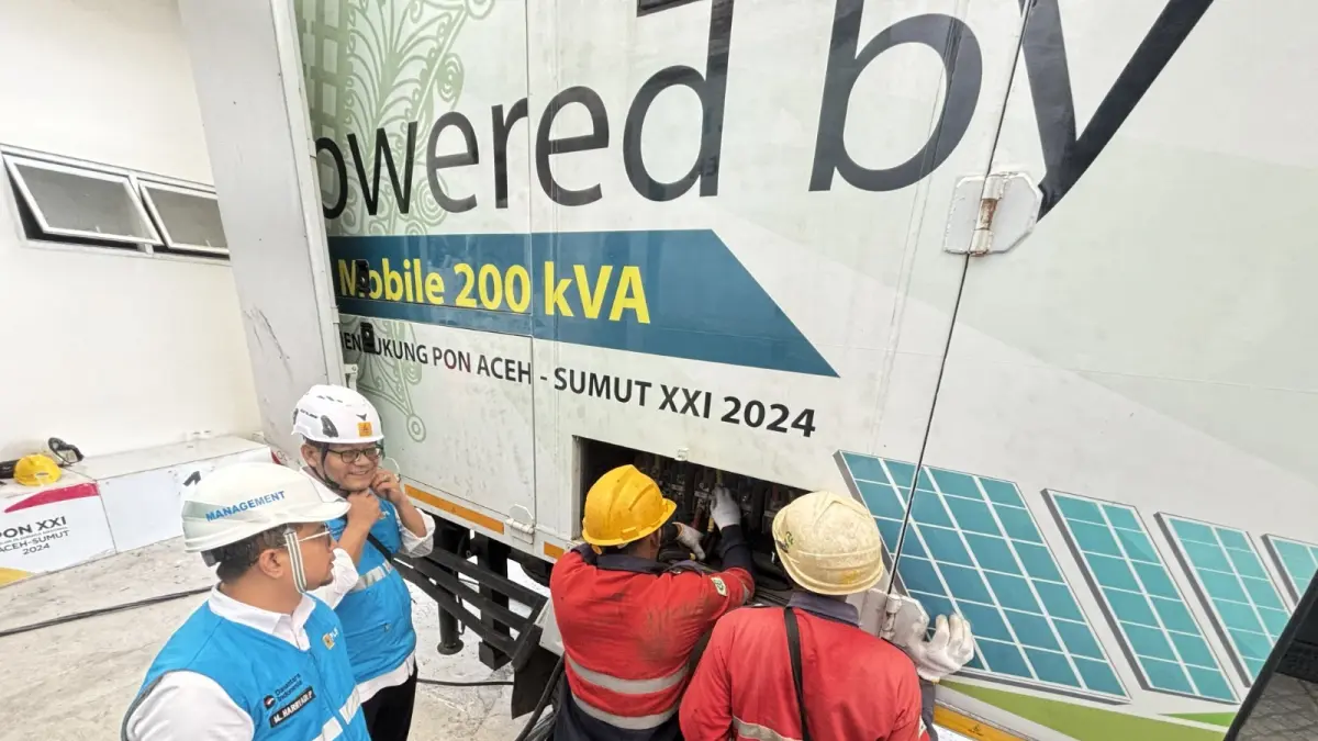 Petugas PLN memastikan pengamanan berlapis dengan penggunaan Genset berfungsi dengan baik. (Dokumentasi PLN UID Sumut)