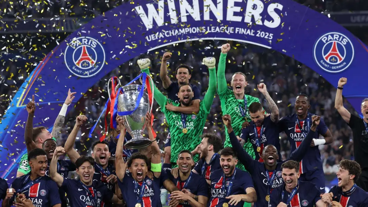 Skuad Paris Saint-Germain memamerkan trofi juara Liga Champions di hadapan para fans di Parc des Princes, Paris, musim lalu (1/6/2025).(liputan6)