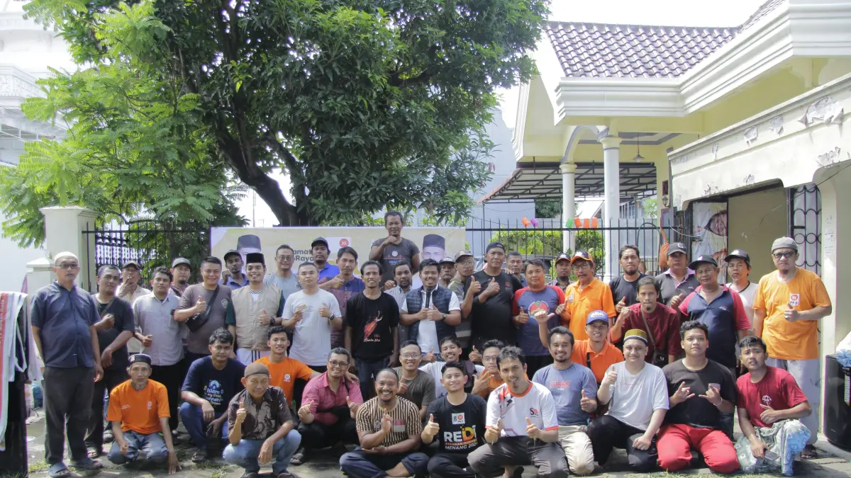 BERSAMA: Pengurus PKS Medan foto bersama usai menyembelih hewan kurban 2026. (Dok: PKS Medan)