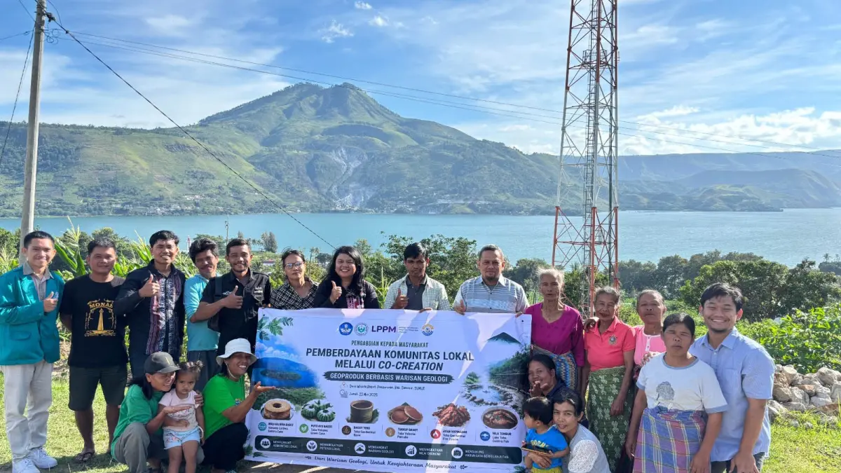 BERSAMA: Tim Dosen Teknik Lingkungan UNIMED bersama masyarakat ketika melaksanakan PkM di Desa Parlondut, Kecamatan Pangururan, Kabupaten Samosir, 22 Mei 2026. (Dok Pribadi)