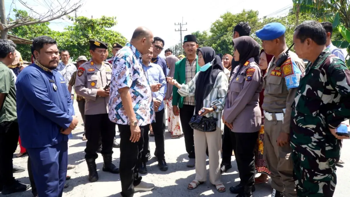 
Bupati Langkat, Syah Afandin saat mendengar aspirasi masyarakat soal infrastruktur jalan yang rusak pada ruas penghubung Kota Binjai dengan Kabupaten Langkat. (Diskominfo Langkat/Sumut Pos)