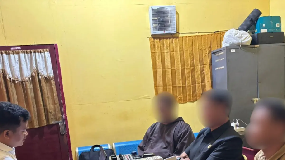 DIPERIKSA: Tersangka saat dimintai keterangan sebagai status tersangka oleh penyidik Reskrim Polres Nisel. Kamis, (28/5/2026). (Humas Polres Nisel/Sumut Pos)
