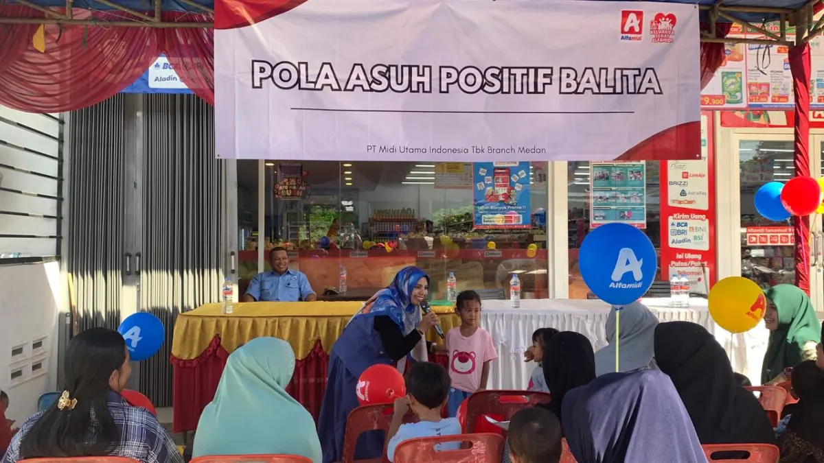 EDUKASI: Alfamidi Branch Medan saat menggelar kegiatan Edukasi Keluarga Balita Pola Asuh Positif Balita. (PT Alfamidi/Sumut Pos)