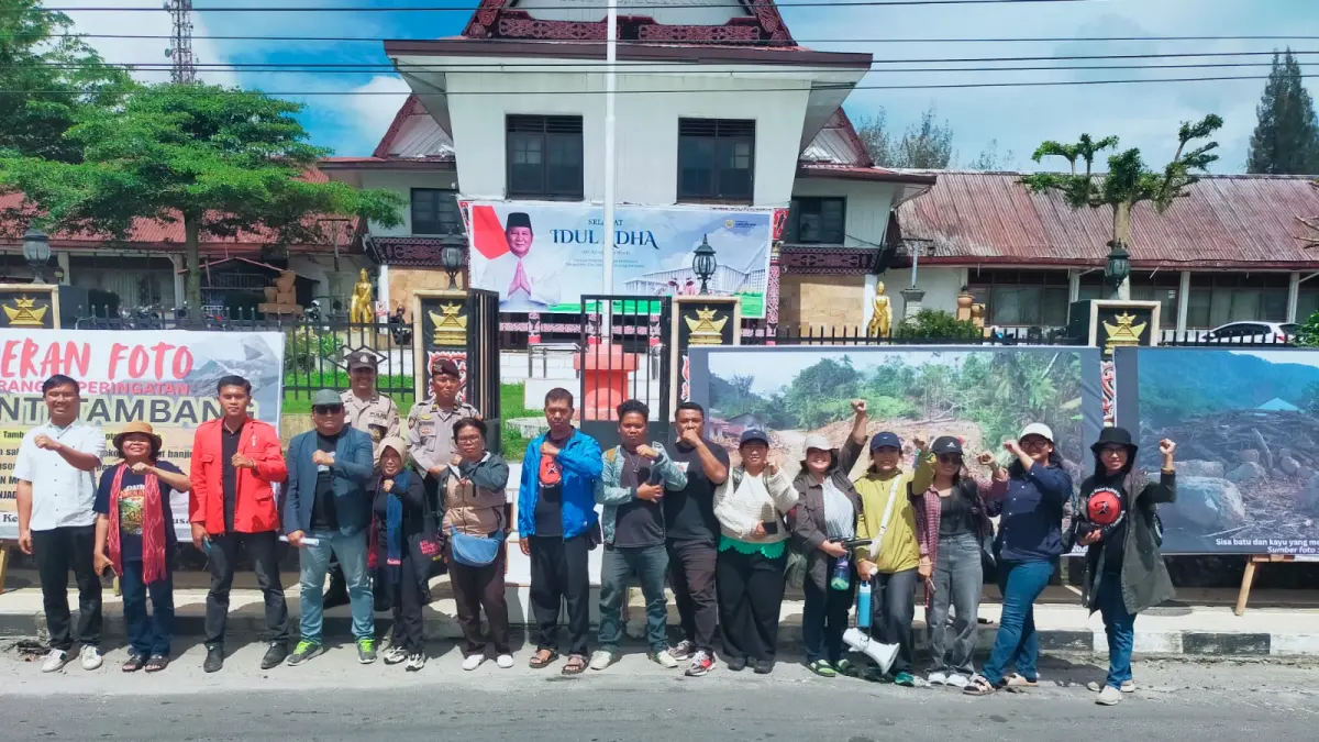 Elemen masyarakat dan mahasiswa yang menggelar aksi unjukrasa dan parade papan bunga foto bersama usai menggelar aksi didepan Kantor Bupati Dairi, Jumat (29/5/2026). (RUDY SITANGGANG/SUMUT POS)