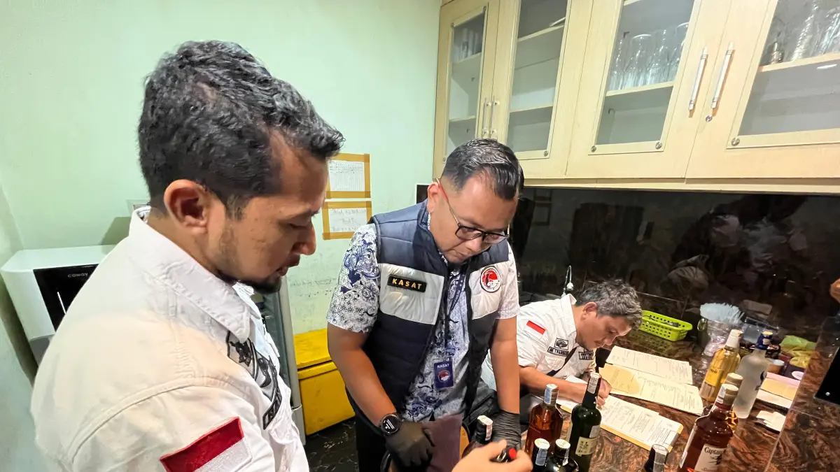 GEREBEK: Petugas saat melakukan penggerebekan ke THM Phantom KTV. (Dok: Polrestabes Medan)
