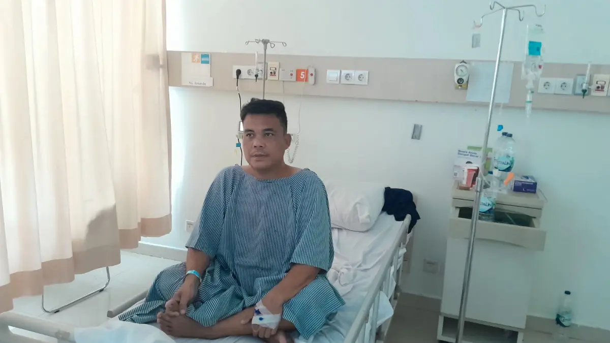  Guntur Sugoro (41) korban aksi Begal akhirnya menjalani operasi di RS Siloam Hospital atas bantuan Anggota DPR RI Komisi III Ahmad Sahroni. (DokI Tim Ahmad Sahroni/Sumut Pos)