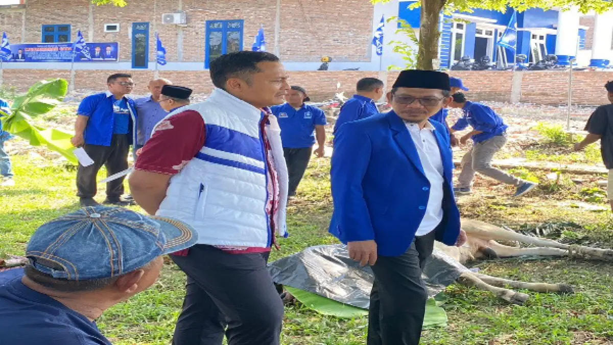 Sekretaris DPW PAN Sumut Dedi Irawan (kiri) didampingi Ketua DPD PAN Deliserdang Bayu Sumantri Agung saat meninjau pelaksanaan kurban. (batara/Sumut Pos)