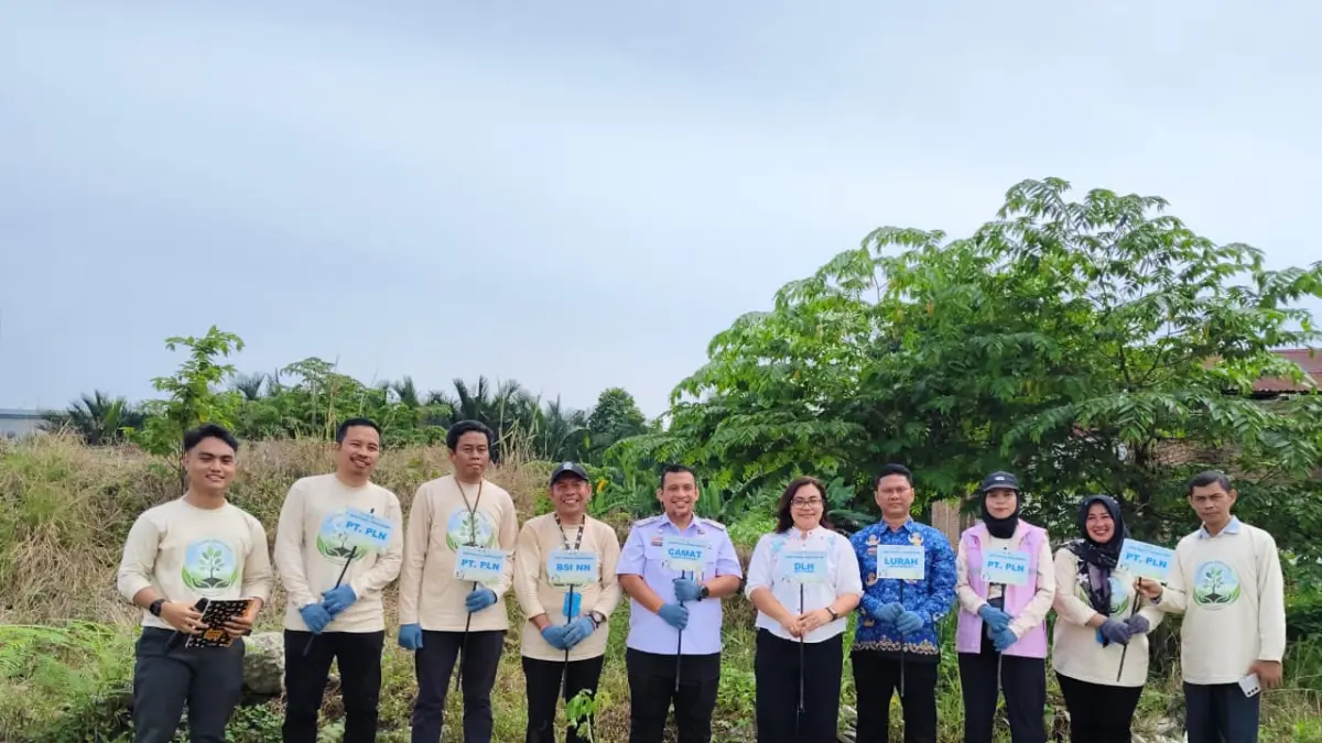 TANAM: PLN PUSMANPRO saat melaksanakan penanaman bibit pohon jenis trembesi di aliran sungai Sei Sikambing- Sei Belawan. (Dok: PLN)
