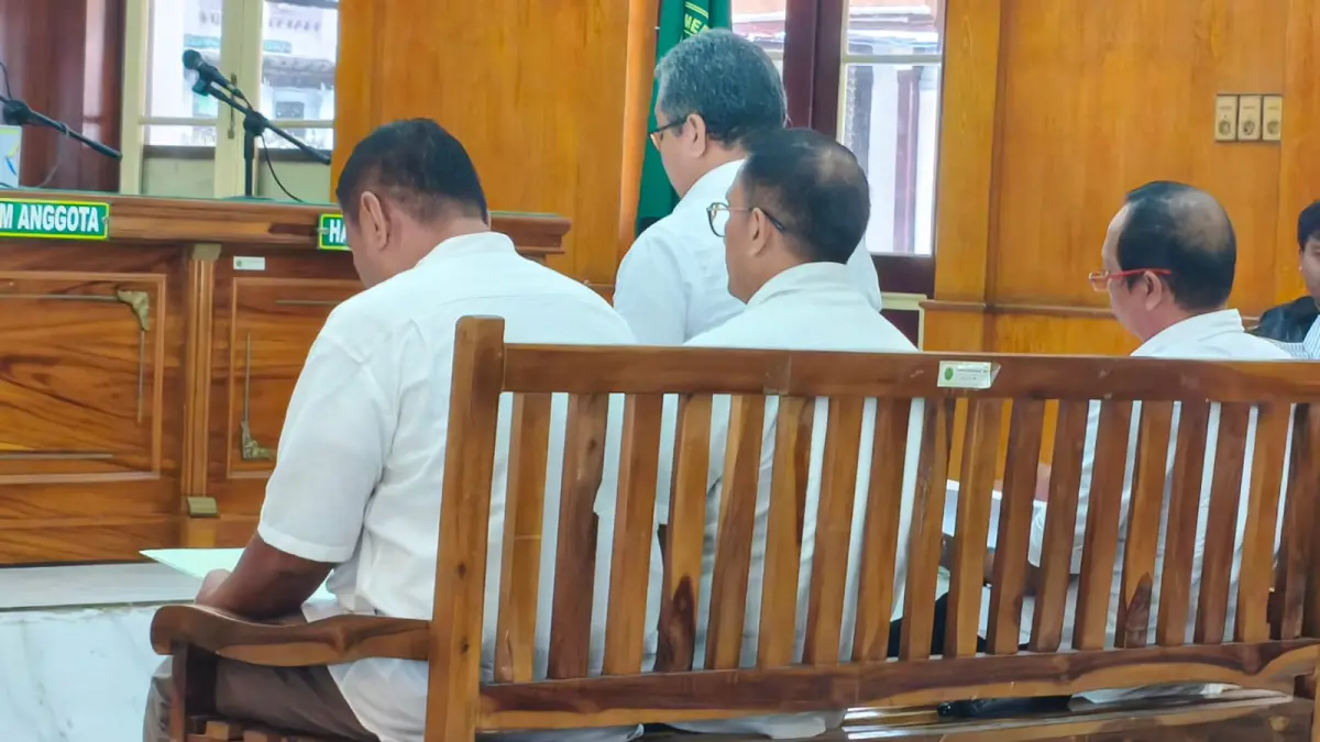 TERDAKWA: Empat terdakwa kasus pengalihan aset PTPN II, saat menjalani sidang di Pengadilan Tipikor Medan. (Dok: Gusman/Sumut Pos)