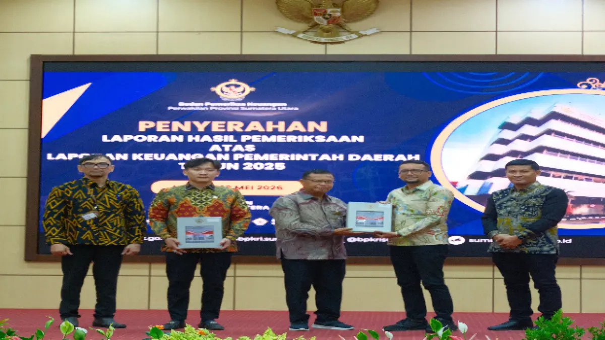 TERIMA: Bupati Fery Sahputra Simatupang S.H saat menerima Opini WTP dari  Kepala BPK RI Perwakilan Sumut. (Kominfo Pemkab Labusel/Sumut Pos)
