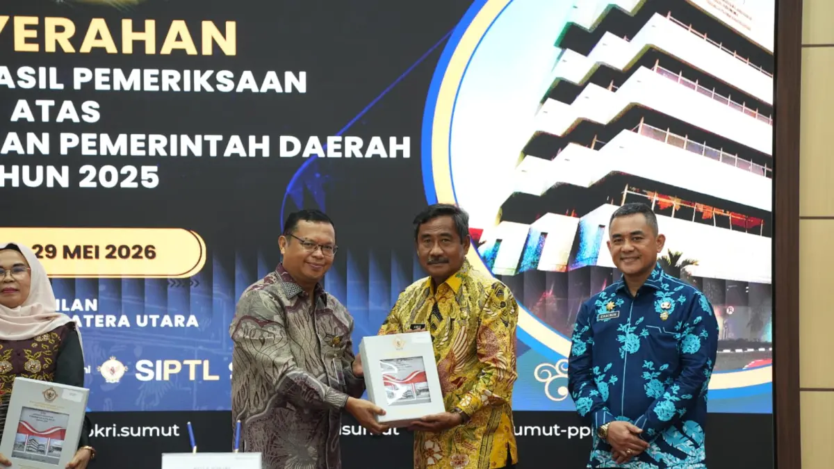 
TERIMA: Wali Kota Binjai, Amir Hamzah (dua dari kanan) saat menerima dokumen Opini WTP. (Diskominfo Kota Binjai/Sumut Pos)