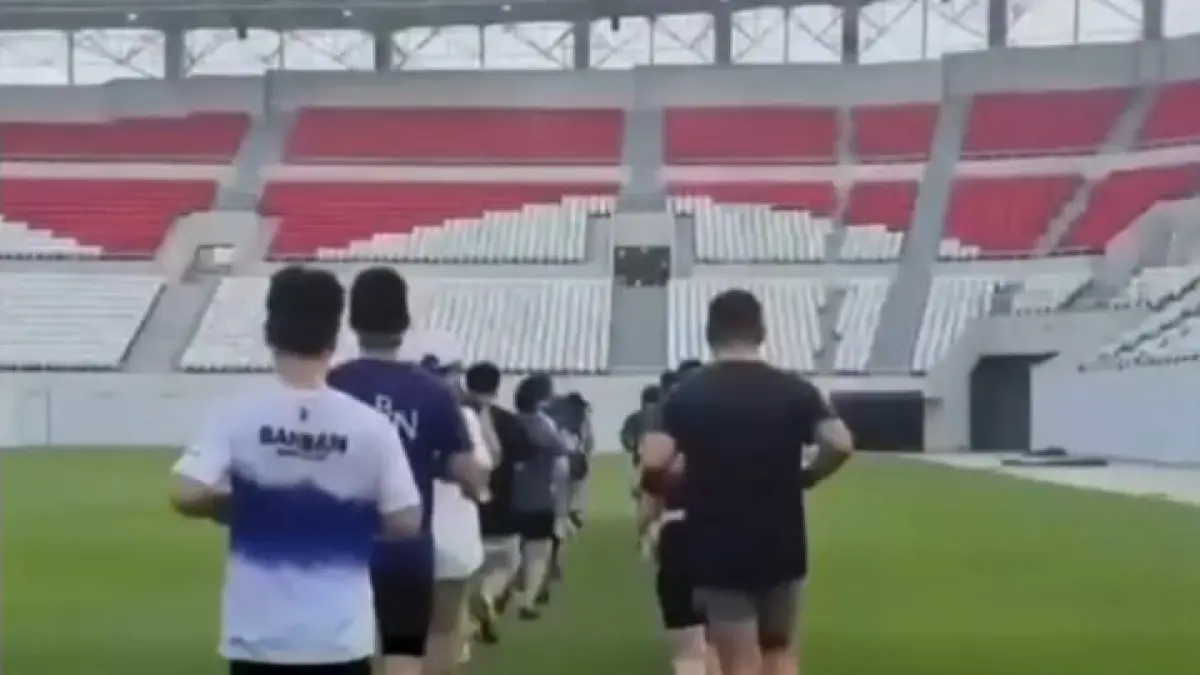 Video viral komuniras lari jogging di Stadion Teladan yang rumputnya belum selesai. (Dok: facebook)