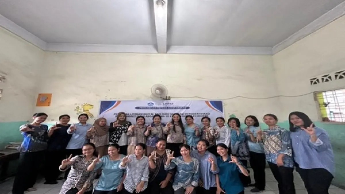 DIABADIKAN: Tim PKM tim dosen Jurusan Bahasa dan Sastra Inggris UNIMED foto bersama guru-guru SD Swasta Kristen Sungai Kehidupan Martubung, pada kegiatan pelatihan dengan mengusung  tema “Literasi Digital bagi Guru Sekolah Dasar dalam Mengidentifikasi Berita Hoaks di Kalangan Siswa SD” (Dok Tim PKM Dosen Unimed/Sumut Pos)