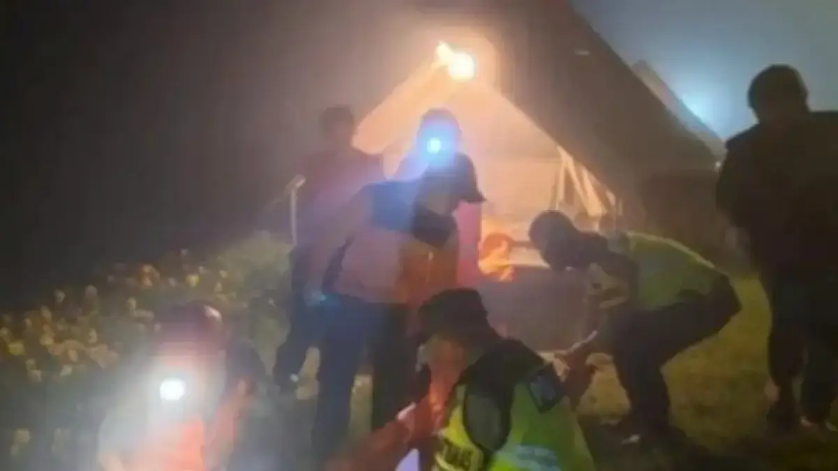 EVAKUASI: Petugas saat mengevakuasi empat korban dari tenda glamping di objek wisata Posong Desa Tlahab, Kecamatan Kledung, Kabupaten Temanggung, Rabu (27/5). (Radar Magelang)