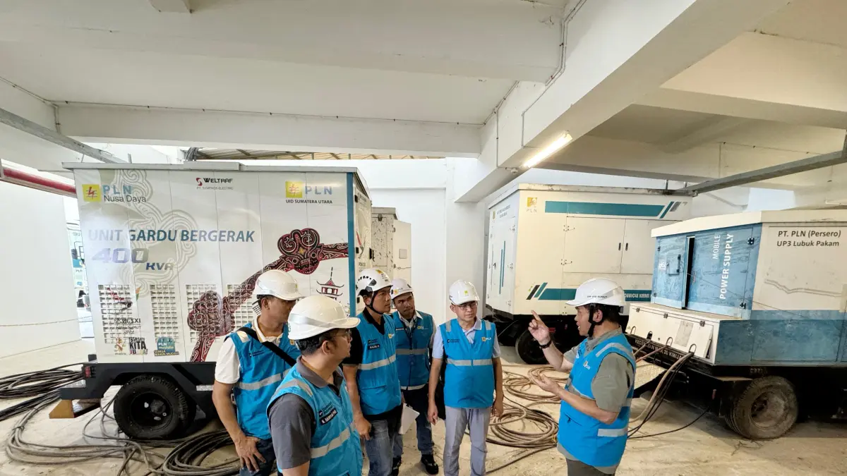 General Manager PLN UID Sumut, Mundhakir (kanan) saat memberikan arahan kepada Manager UP3 Lubuk Pakam dsn Tim terkait kelistrikan di Stadion Utama Sumatera Utara. (Dok PLN UID Sumut)