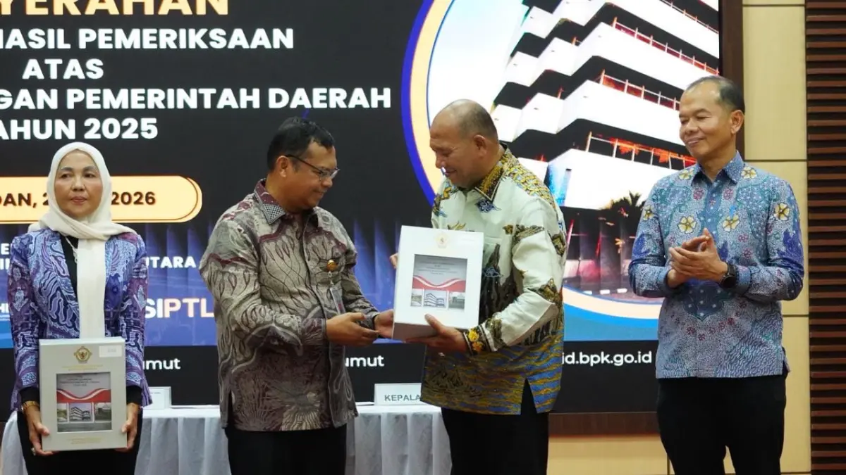 OPINI: Bupati Langkat, Syah Afandin (dua dari kanan) saat menerima opini WTP atas laporan keuangan tahun anggaran 2025. (Dok: Diskominfo Langkat)
