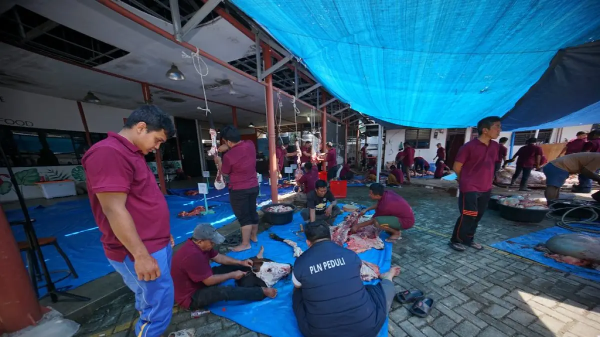Suasana proses pemotongan daging qurban di PLN UID Sumatera Utara. (DOK PLN UID SUMUT)
