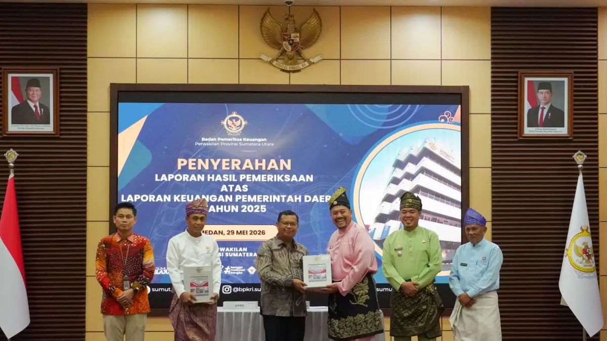 TERIMA: Bupati Batu Bara Dr. H. Baharuddin Siagian, didampingi Wakil Bupati Syafrizal, saat menerima Laporan Hasil Pemeriksaan (LHP) di Auditorium BPK Perwakilan Sumatera Utara, Medan, Jumat (29/5/2026). (Dok: Diskominfo Batubara)