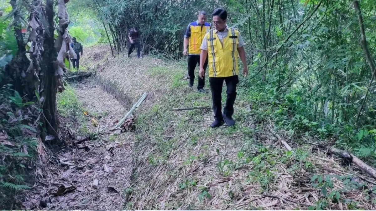 TINJAU: Dinas SDA Sumut saat meninjau langsung daerah irigasi (DI) di Kecamatan Juhar, Kabupaten Karo. (Dok: Dinas sDA Sumut)
