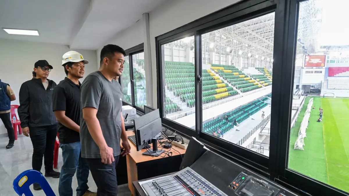 TINJAU: Gubsu Bobby Nasution meninjau proses rehabilitasi dan renovasi Stadion Teladan Medan, Sabtu (30/5/2026). (Dok: Dinas Komunikasi dan Informatika Provinsi Sumut)
