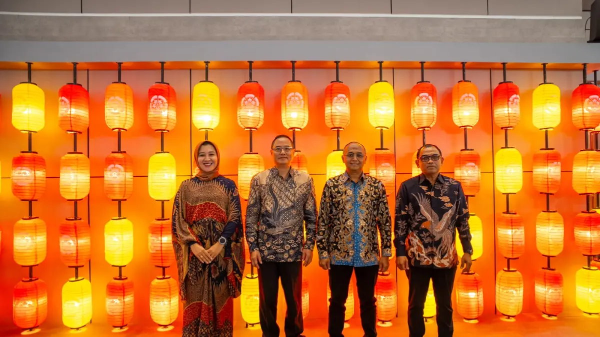 Unsur Pimpinan Danamon dan Adira Finance. Danamon bersama Adira Finance hadirkan beragam program menarik yang dapat dinikmati masyarakat saat mengunjungi IIMS Surabaya 2026. &nbsp;( foto : Danamon)