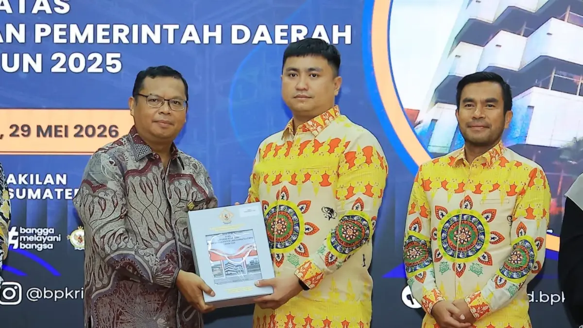 WTP: Bupati dan wakil bupati Labuhanbatu Utara, Hendriyanto Sitorus dan Samsul Tanjung saat menerima WTP dari BPK RI Perwakilan Sumut. (Dok: Diskominfo Labura)
