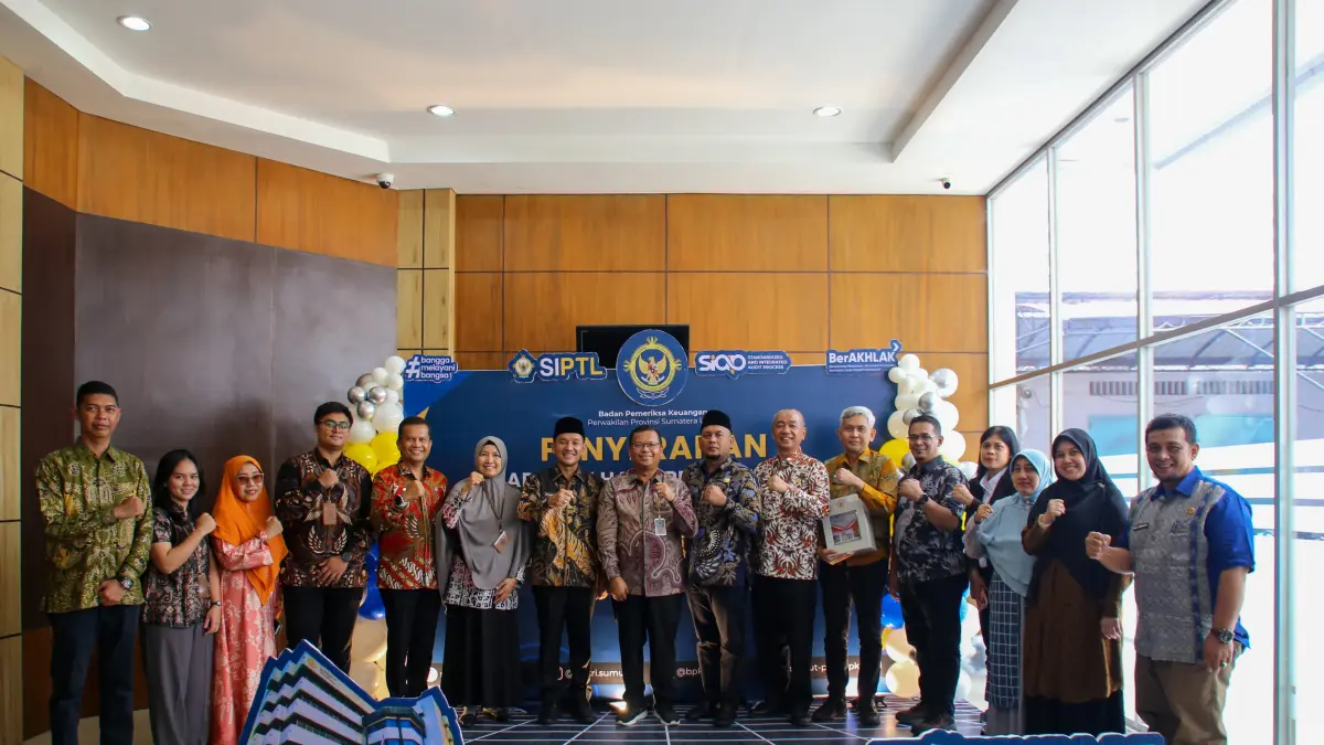 BERSAMA: Wali Kota Tebingtinggi, H. Iman Irdian Saragih, dan jajaran berfoto bersama usai menerima Laporan Hasil Pemeriksaan (LHP) atas LKPD Tahun Anggaran 2025 dengan opini Wajar Tanpa Pengecualian (WTP) dari BPK RI Perwakilan Sumatera Utara di Auditorium BPK Perwakilan Sumut, Medan, Jumat (29/5/2026) (Dok: Azan Purba/Sumut Pos)

