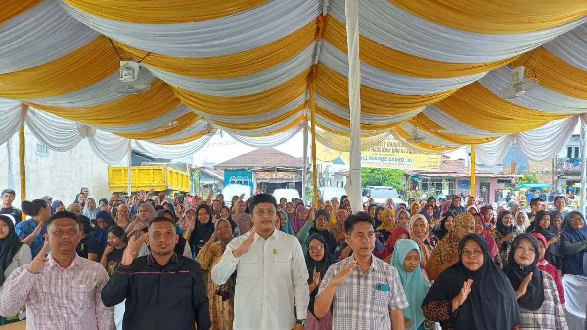 BERSAMA: Anggota DPRD Kota Medan, dr Dimas Sofani Lubis bersama ratusan masyarakat usai menggelar kegiatan Pembinaan Ideologi Pancasila dan Wawasan Kebangsaan di Kelurahan Asam Kumbang, Kecamatan Medan Selayang, Minggu (31/5/2026).(Markus Pasaribu/Sumut Pos).