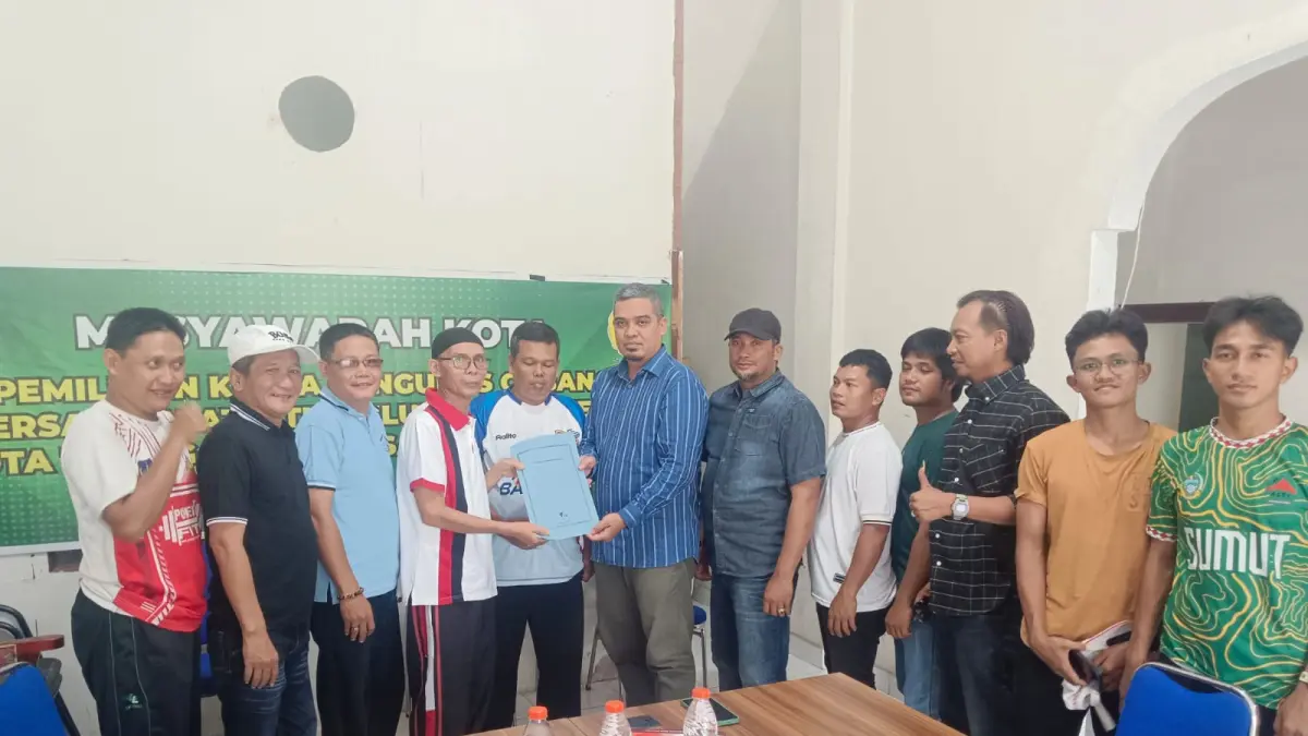 Aulia Pitra (tengah, kemeja biru) saat menyerahkan berkas pendaftaran calon Ketua Umum KONI Kota Tebing Tinggi masa bakti 2026–2030 kepada Tim Penjaringan,  Sabtu (30/05/2026). (Azan Purba / Sumut Pos)