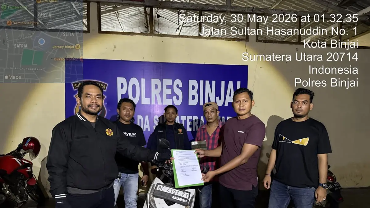
Katimsus Anti Begal Polres Binjai, Ipda Novriko Sijabat (kiri) saat menyerahkan motor hasil curian yang diungkap saat patroli, kepada pemilik langsung di Polres Binjai. (Foto dari Humas Polres Binjai/Sumut Pos)