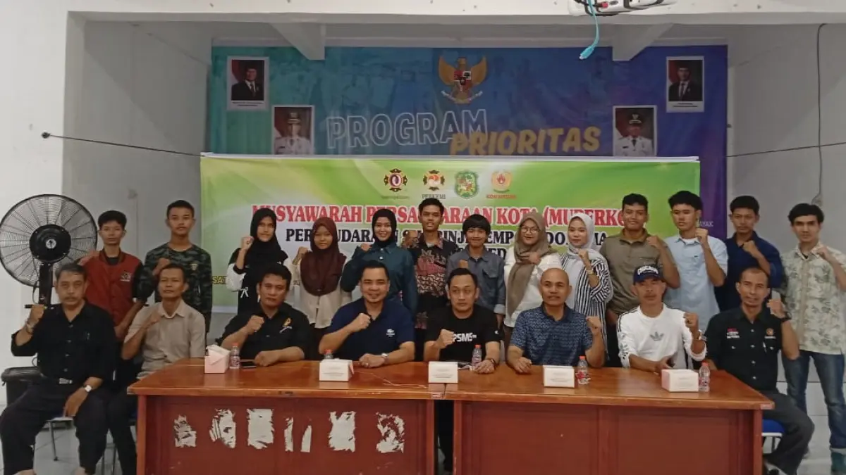 Ketua Umum KONI Medan Aswindy Fachrizal bersama Camat Helvetia Gunawan Peranginangin dan undangan bersama peserta Muperkot Perkemi Medan. (Deking Sembiring/Sumut Pos)