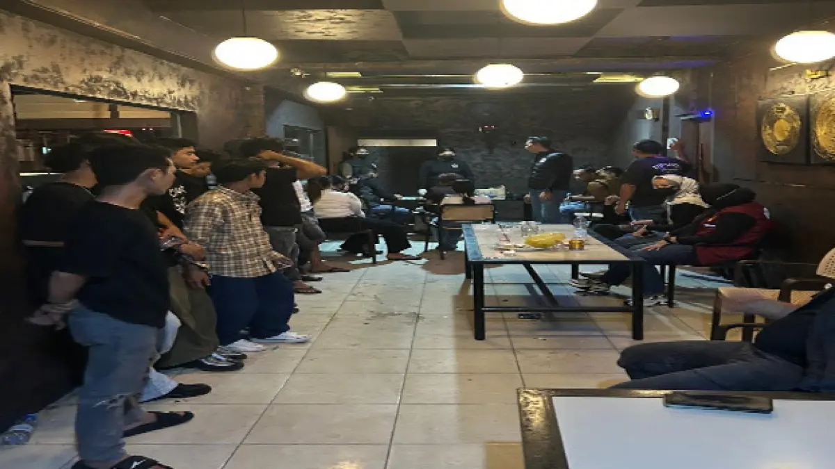  Suasana saat personil gabungan razia salah satu tempat hiburan malam di wilkum Polres Sergai. ( fadly/Sumut Pos)