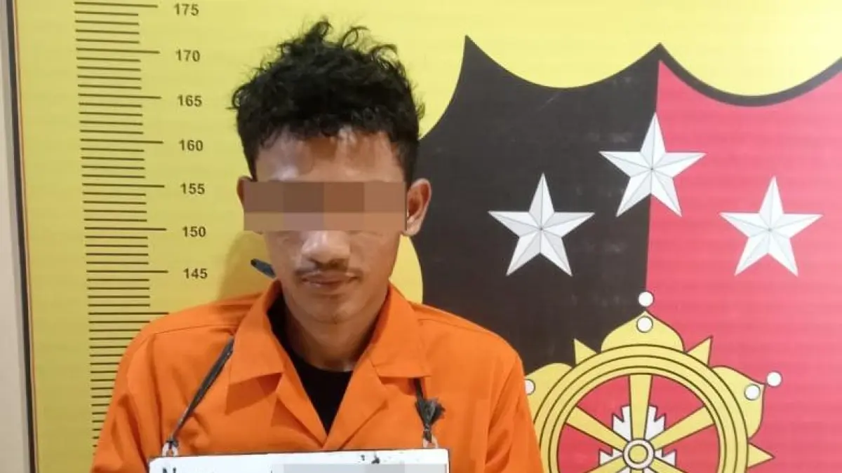 Tersangka saat diamankan di Polsek Pagar Merbau. (Fajar/Sumut Pos)