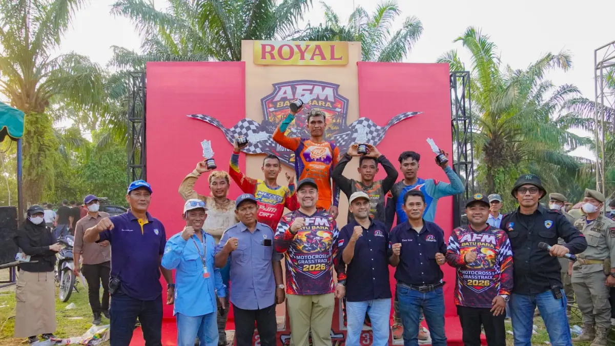 Bupati Batubara Dr. H. Baharuddin Siagian, S.H., M.Si., secara resmi menutup ajang AFM Batu Bara Motocross & Grasstrack 2026 yang berlangsung di Sirkuit Wisata Danau Laut Tador, Kecamatan Laut Tador, Minggu (31/5/2026). (Komimfo
Batubara/Sumut Pos)