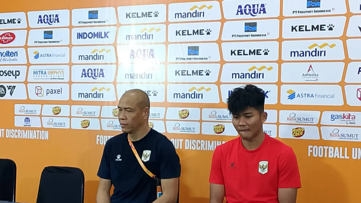 DAMPINGI: Pelatih Kepala Timnas Indonesia U-19 didampingi striker Arkhan Kaka saat memberikan keterangan setelah pertandingan.(Dok : Ihsan Syahreza/Sumut Pos)
