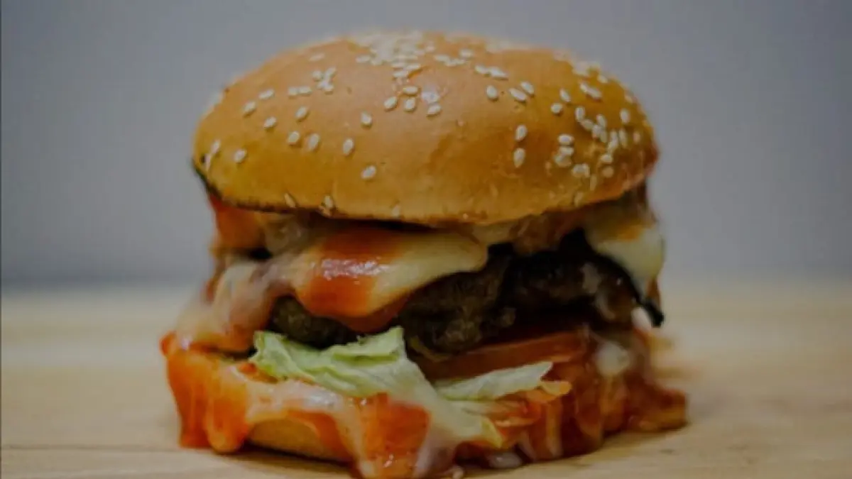 ilustrasi, burger menjadi salah satu makanan yang perlu diperhatikan oleh penderita penyakit hati. (pexels.com)