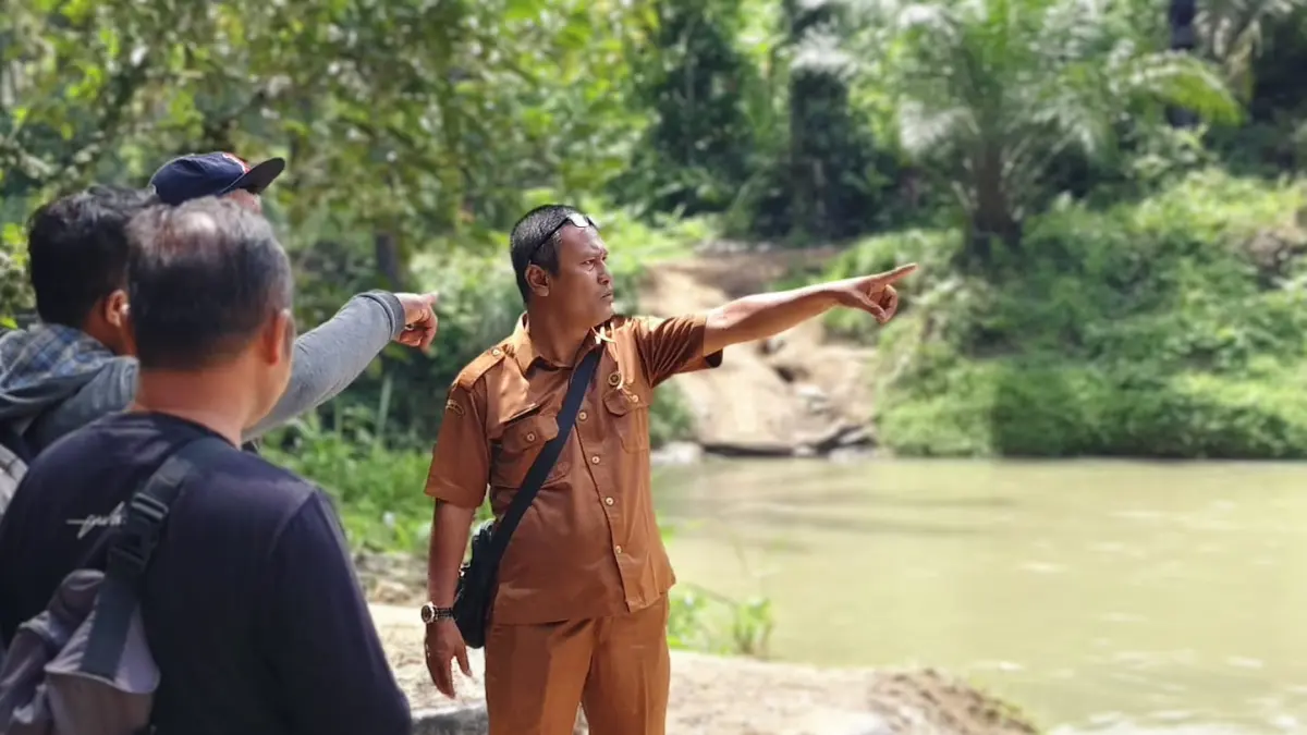  Pj Ķades Silumajang mendampingi Dinas PU Labura Ukur Rencana Pembangunan Rambin Pulo Godang. (Dok : Pemdes Silumajang/ Sumut Pos).