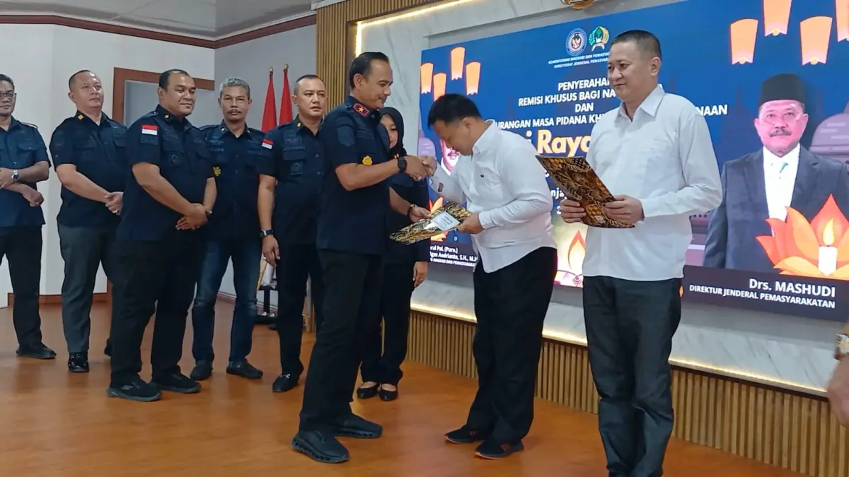 REMISI: Kalapas Medan Fonika Affandi menyerahkan remisi khusus Hari Raya Waisak 2026 kepada narapidana beragama Buddha. (Dok: Humas Lapas Medan)

