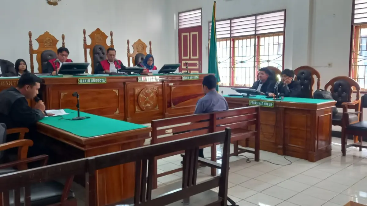 SIDANG: GM PT Indonesia Comnets Plus (ICON+) SBU Regional Sumbagut, Agus Widya Santoso, saat menjalani sidang penundaan, Selasa (2/6/2026). (Dok: Gusman/Sumut Pos)

