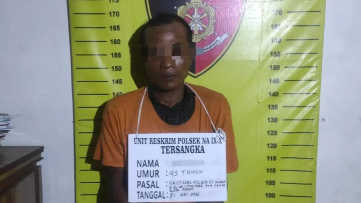 Tersangka Aris diamankan personel Polsek Na IX-X Polres Labuhanbatu (Fajar/Sumut Pos)
