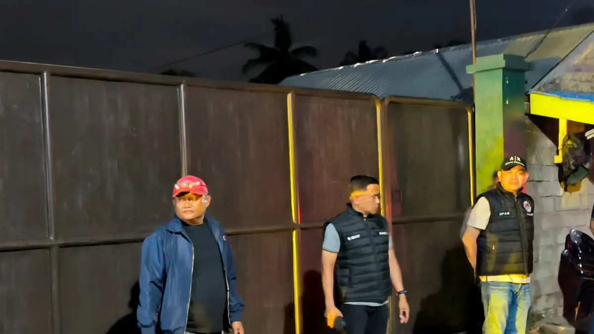 
Tim gabungan Polres Binjai dan BNNK saat di depan gerbang masuk Diskotek Samudera Selatan yang diduga baru digembok. (Teddy Akbari/Sumut Pos)
