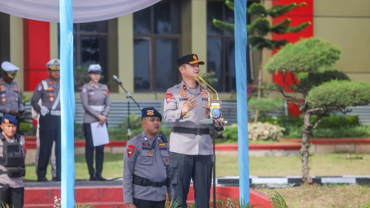 UPACARA: Kapolda Sumut, Irjen Pol Whisnu Hermawan Februanto saat bertindak sebagai inspektur upacara memperingati Hari Lahir Pancasila 2026. (Dok: Polda Sumut)
