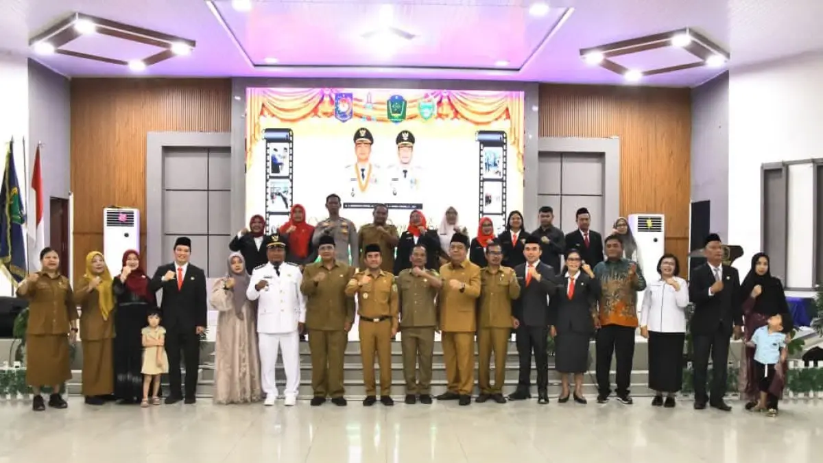  Wabup Samsul Tanjung  foto bersama  11 pejabat yang baru dilantik.(Diskominfo Labura/Sumut Pos )